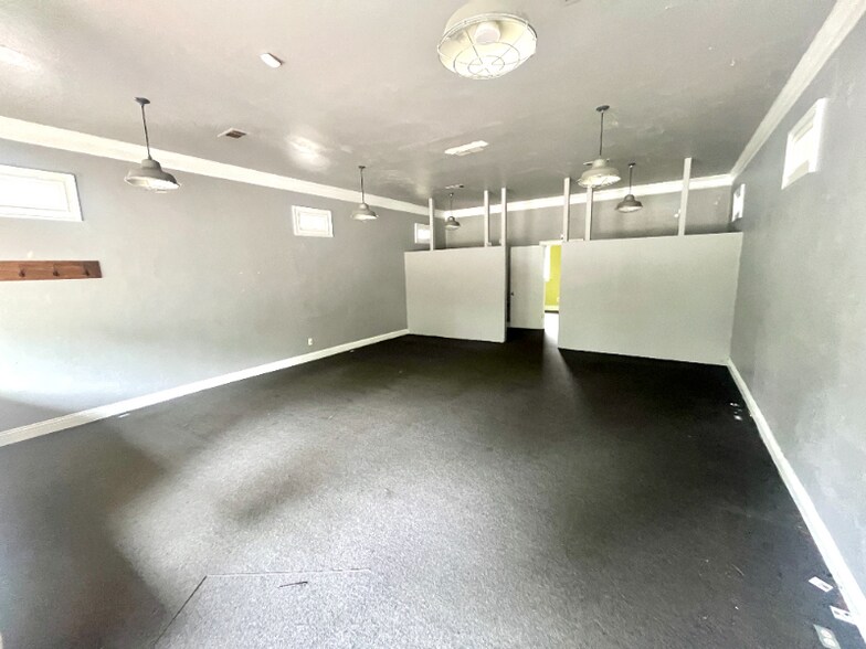 Building Photo - 400 N Van Buren St