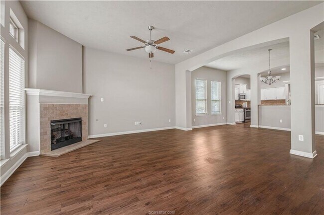 Building Photo - Available NOW! 3/2 in highly desirable Creek Meadows!!