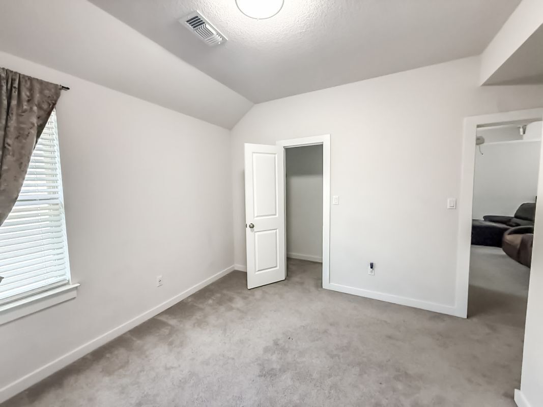 Building Photo - 112 Rosebush Dr