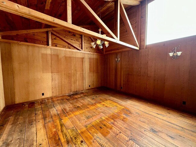 Building Photo - Large 4 bedroom 3 bathroom home in Pacific...