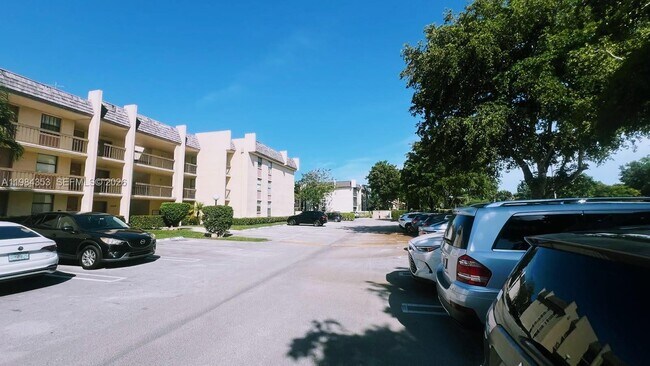 Building Photo - 8429 Forest Hills Dr