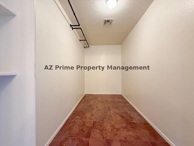 Building Photo - 583 W Racine Loop