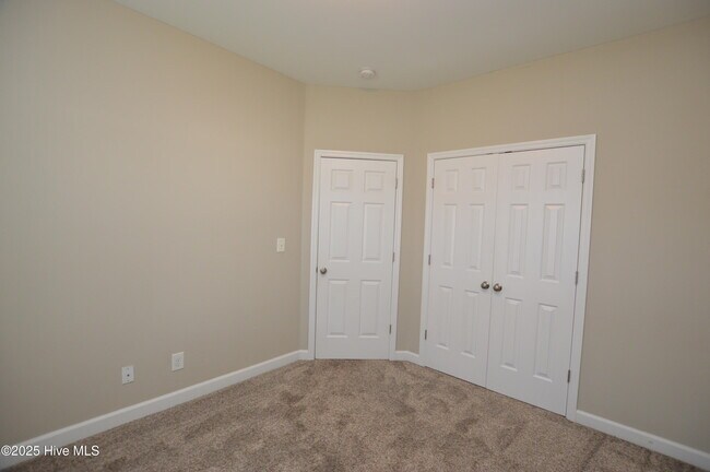Building Photo - 222 Lakeside Dr
