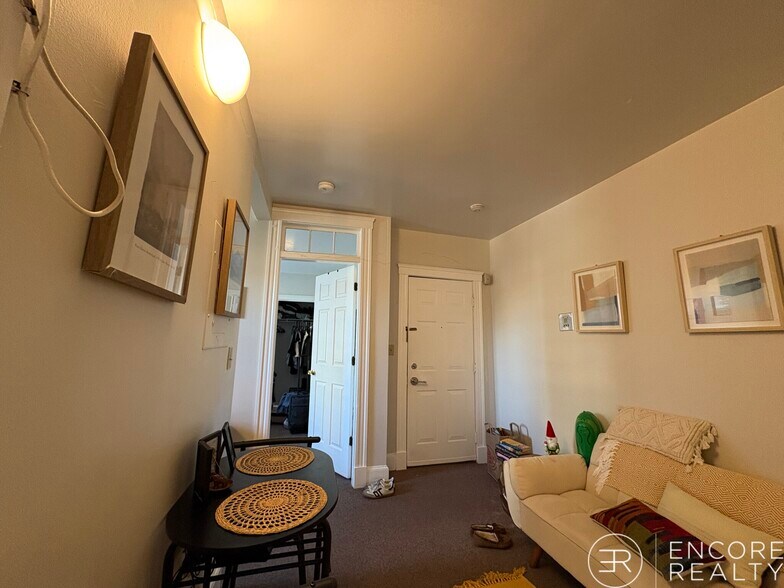 Building Photo - 822 Beacon St