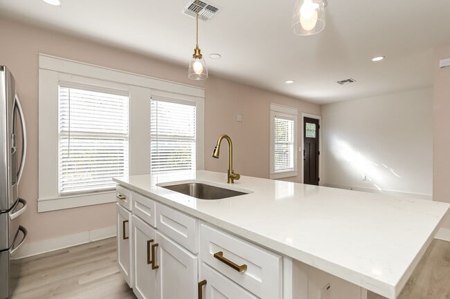 Building Photo - 120 E Magnolia Ave