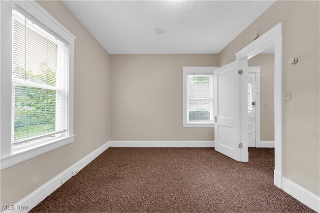 Building Photo - 2085 Robin St