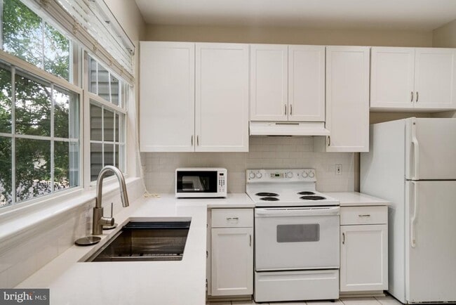Building Photo - 6490 Tayack Pl