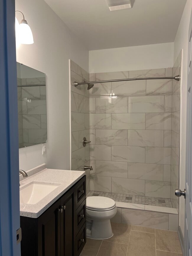 Building Photo - 5125 Oak Dr