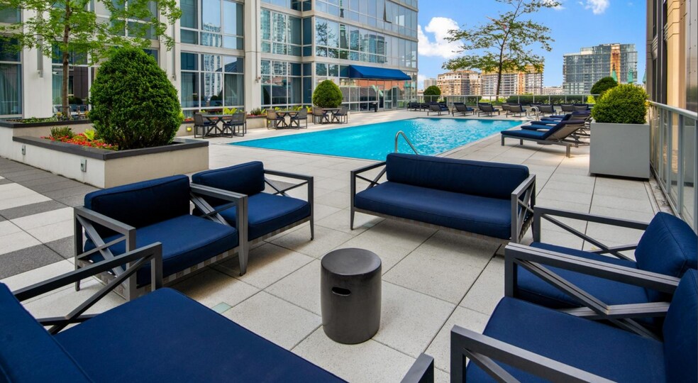 Building Photo - 912 N State St