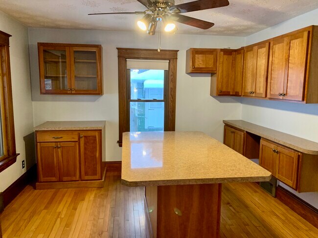 Building Photo - 6 Clark St