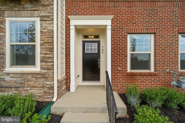 Building Photo - 705 Sawback Sq NE
