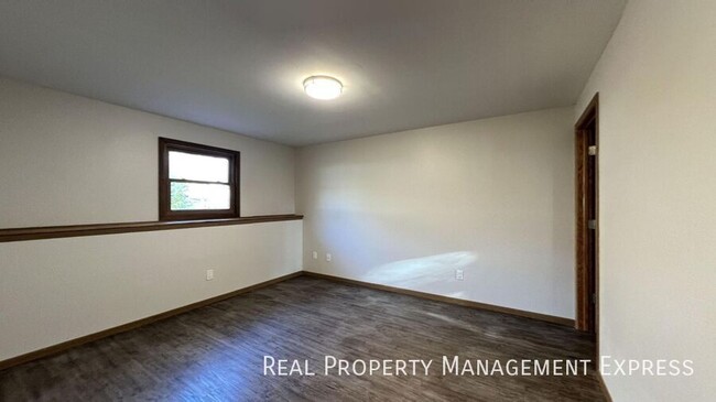 Building Photo - 4 bed 2 bath Newly Remodeled Home with att...