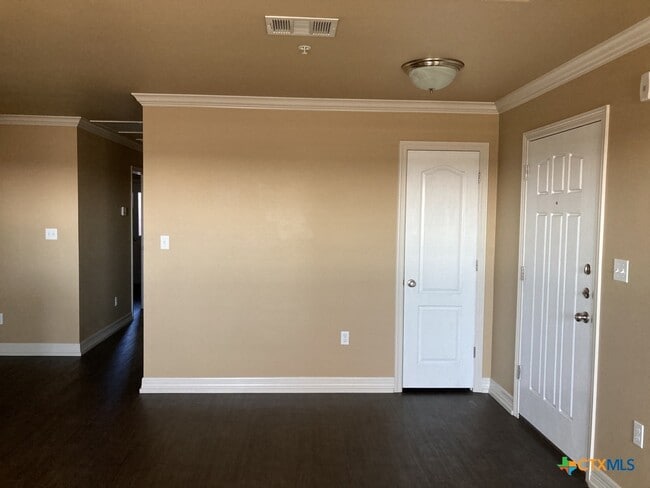 Building Photo - 2710 S Clear Creek Rd