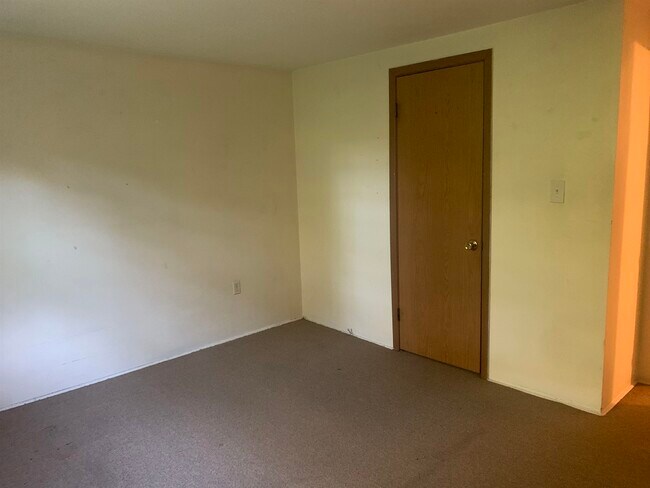 Building Photo - 354 Main St