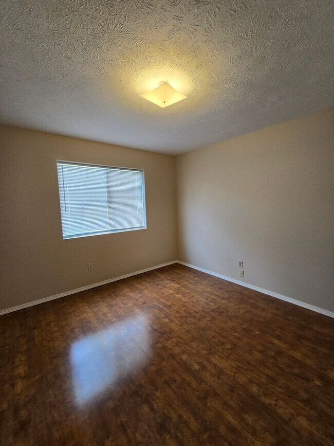 Building Photo - Cute home in the Great Brentwood Forest Ne...
