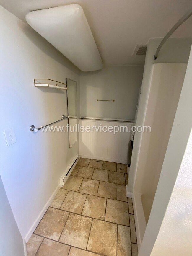 Building Photo - 8008 Roosevelt Way NE