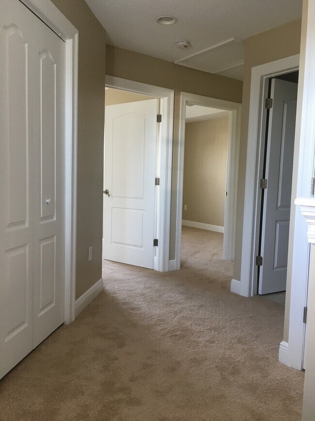 Building Photo - Great Townhome w/Easy Access to Shopping, ...