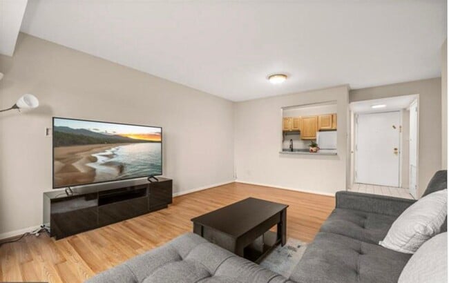 Building Photo - Bright And Luxurious 1 Bed 1 Bath Condo In Amenity-filled Woodlake Towers