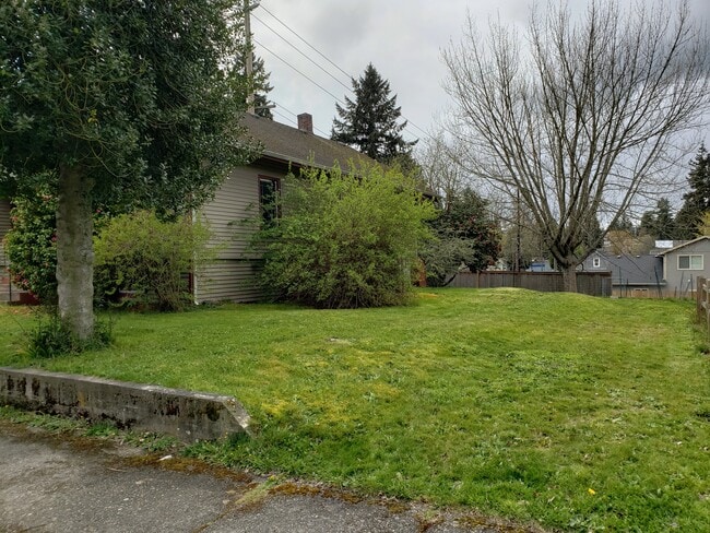 Building Photo - 1301 N Rainier Ave