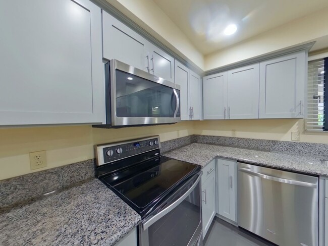 Building Photo - 2 Bedroom Condo In Fantastic Location!