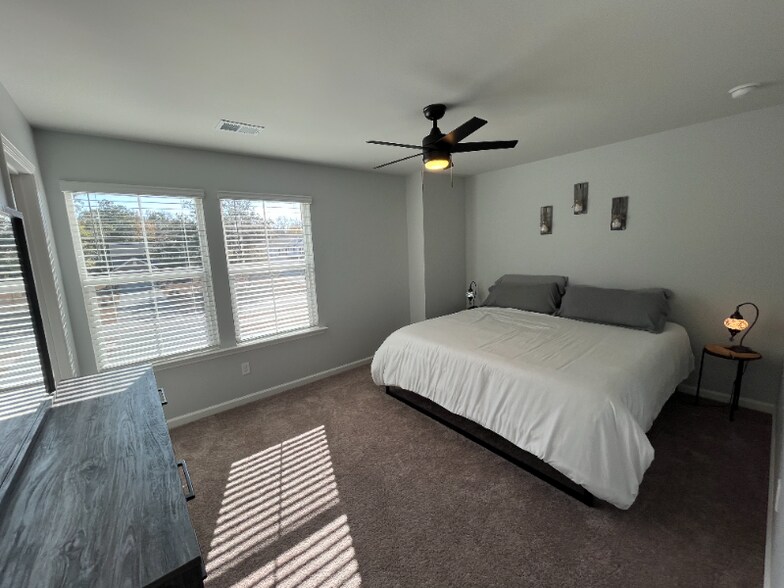 Building Photo - 3093 Grinnell St