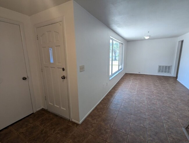 Building Photo - CORNER LOT 2/2 over 1246sf with NEW lvp fl...