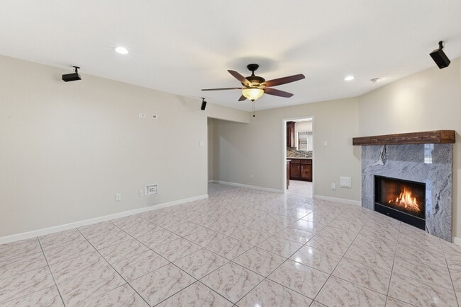 Building Photo - 8515 Leafdale Dr