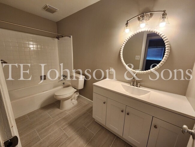 Building Photo - 2 Bedroom Salem View Apartment!