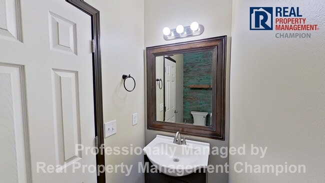 Building Photo - Beautiful Two Story Townhome with Lots of Storage!!