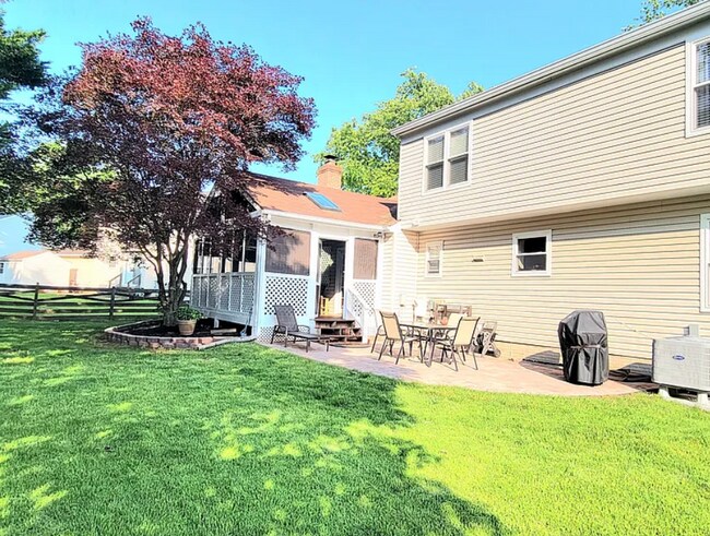 Building Photo - 10149 Yorktown Dr