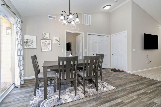 Building Photo - Fully Furnished Short-term rental Includes internet, cable, washer, dryer, etc