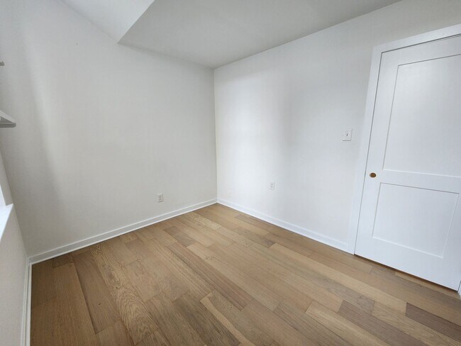 Building Photo - Spacious 2 bedroom unit in a great area in Graduate hospital