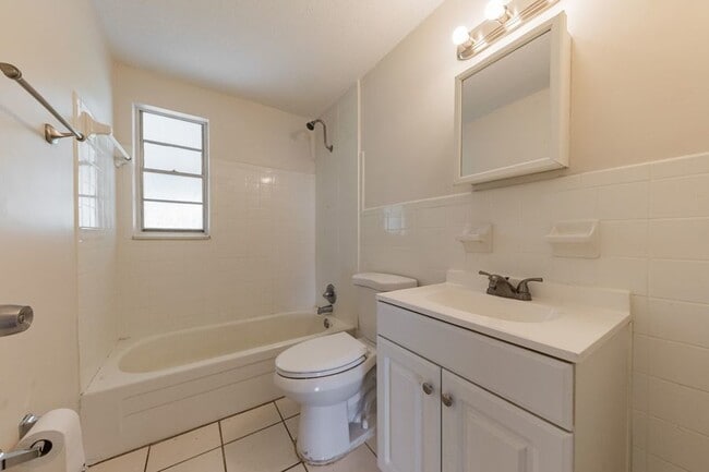 Building Photo - 907 Lake Jessie Dr