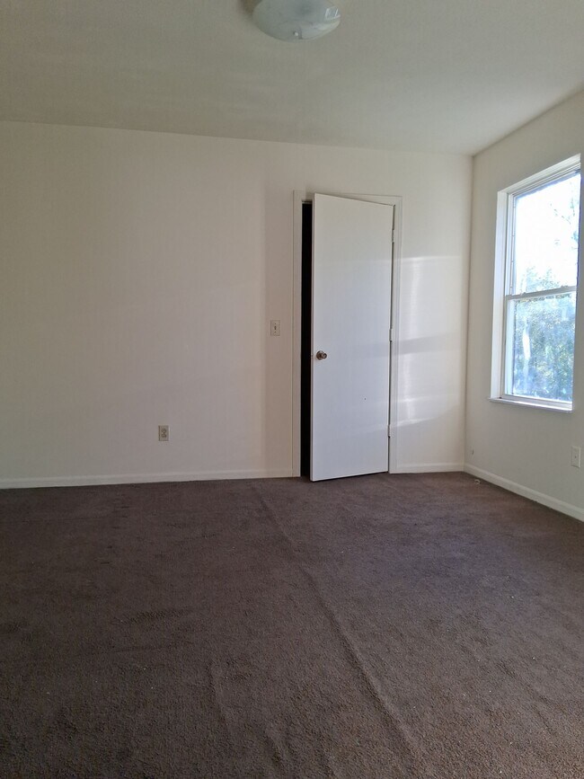 Building Photo - 197 W Chalmers Ave