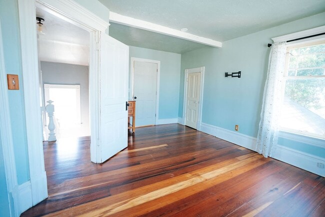Building Photo - Charming 3-Bedroom Victorian Home in the H...