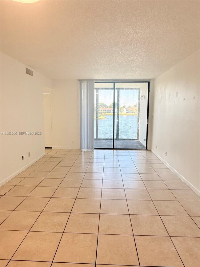 Building Photo - 210 Lake Pointe Dr