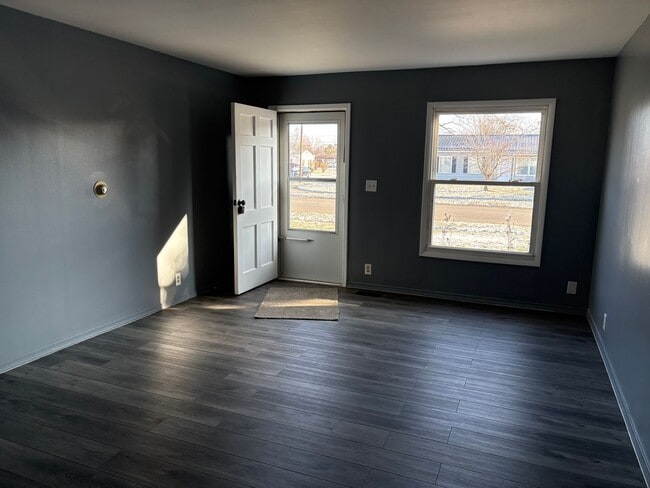 Building Photo - three bedroom one bath home with attached garage for rent