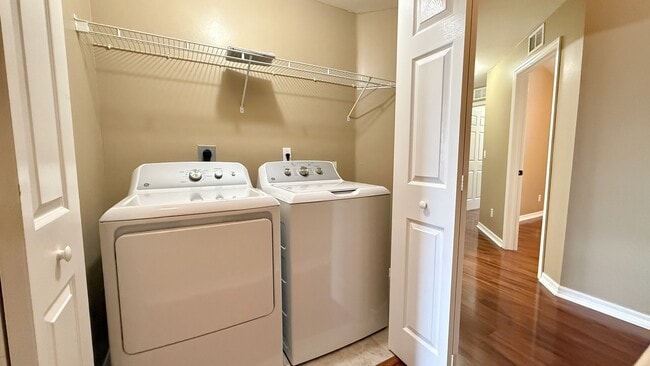 Building Photo - 8431 Village Edge Cir