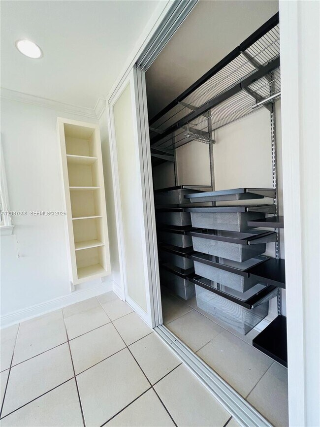 Building Photo - 2033 Calais Dr