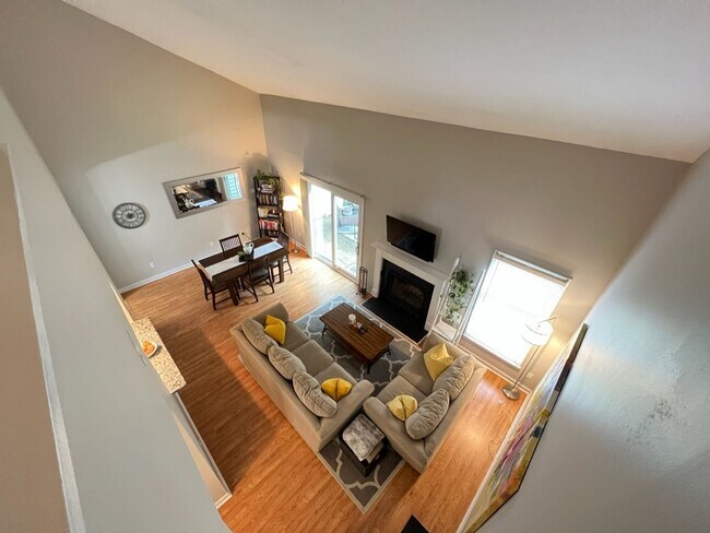 Building Photo - Adorable 3 Bedroom Townhouse w/ 1st Floor ...