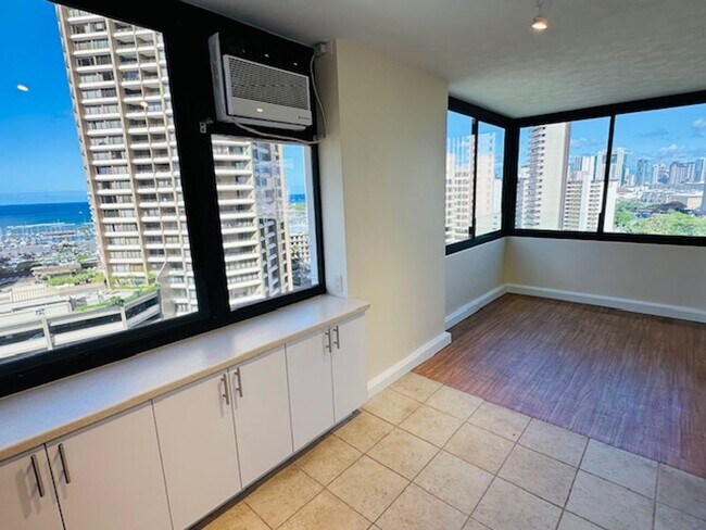 Building Photo - The Windsor, Renovated 1/1/1, prime Waikik...