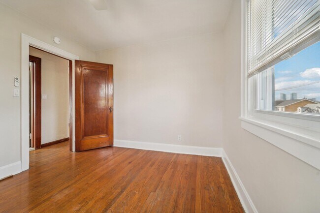 Building Photo - 106 Lincoln Ave