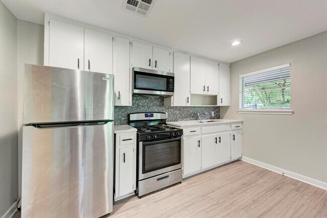 Building Photo - 1612 Elmhurst Dr