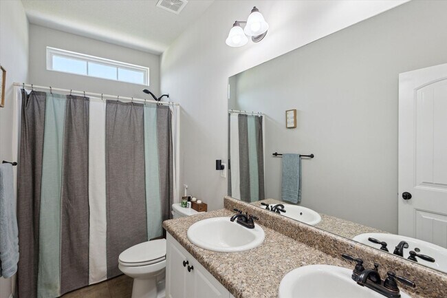 Building Photo - Spacious 4BR Home with Screened Porch & Fenced Yard in Effingham