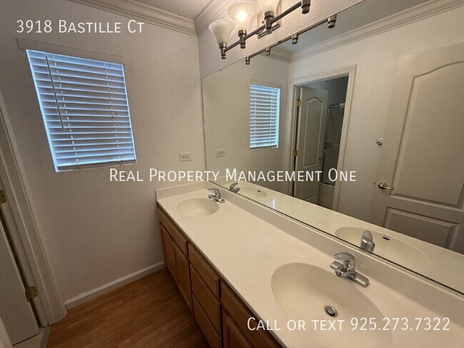 Building Photo - 3918 Bastille Ct