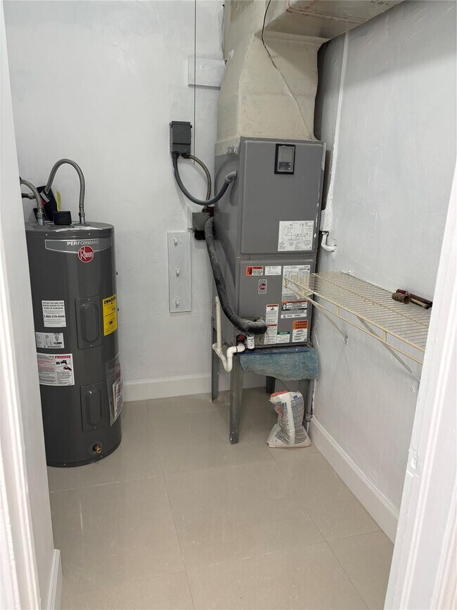 Building Photo - 5635 Grant St