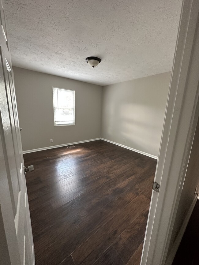 Building Photo - 3 BDR/2 Bath with 2 basement rooms on Suga...