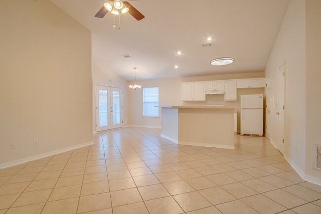 Building Photo - 3/2 Home in Pensacola, Close to Beaches an...