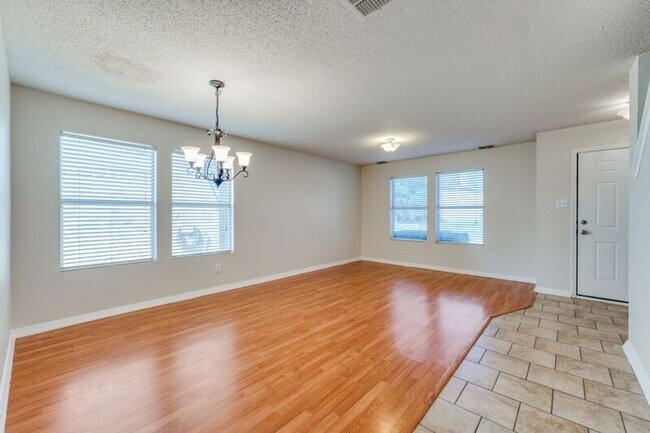 Building Photo - 2528 Red Oak Dr