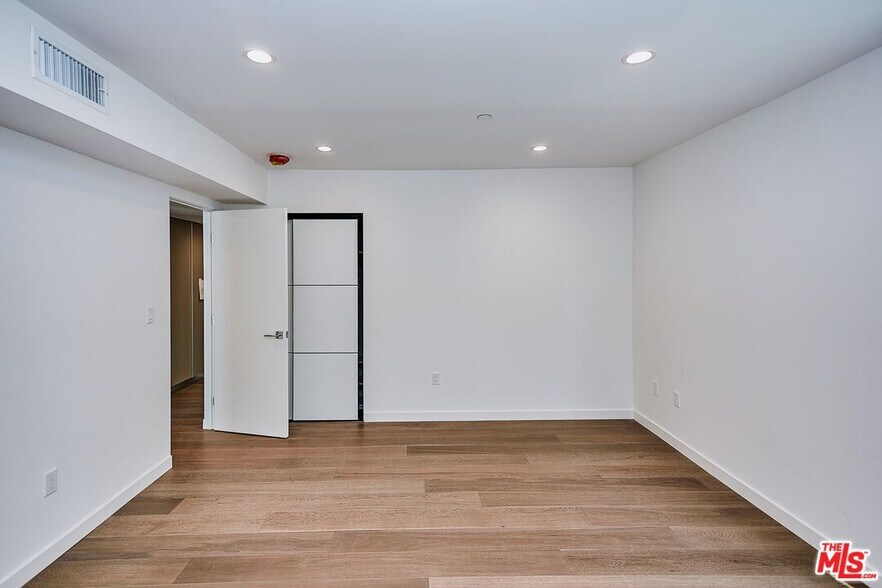 Building Photo - 328 N Maple Dr